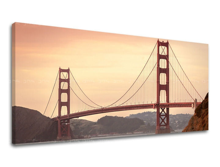 O pânză imprimată cu Podul Golden Gate, în nuanțe de roșu și portocaliu, cu o ramă de lemn vizibilă, Papilora.