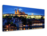 O pânză imprimată cu o vedere panoramică a orașului Praga noaptea, cu Castelul Praga iluminat sub un cer albastru închis, Papilora.