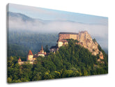 Clasic tablou pe pânză cu motivul SLOVACIA, castel, pădure, ceață ușoară, arhitectură în bej-gri nuanțe, atmosferă liniștită, natură și singurătate, potrivit pentru birou – principală
