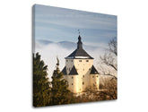 În stil boho tablou pe pânză cu motivul SLOVACIA, castel, turn, munți, copaci în alb-albastru nuanțe, atmosferă liniștită, natură, potrivit pentru birou de lucru – principală