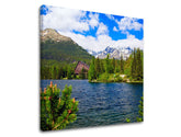 Clasic tablou pe pânză cu motivul SLOVACIA, lac, munte, copaci, cer în alb-albastru nuanțe, atmosferă liniștită, natură și sălbăticie, potrivit pentru birou de lucru – principală