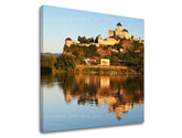 Clasic tablou pe pânză cu motivul SLOVACIA, castel, râu, copaci, arhitectură în albastru-verde nuanțe, atmosferă liniștită, potrivit pentru birou de lucru – principală