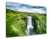 Clasic tablou pe pânză cu motivul VODOPÁD, cer, nori, peisaj în alb-albastru nuanțe, atmosferă liniștită, natură și sălbăticie, potrivit pentru birou – produs