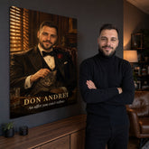 Tablou din poză ca Don Corleone pe peretele sufrageriei, bărbatul stă lângă portretul său