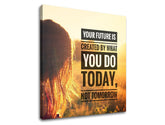 Modern tablou pe pânză cu motivul Your future is created, apus de soare, câmp, păr, peisaj în alb-auriu nuanțe, potrivit pentru birou | Motivațional tablou de perete Your future is created