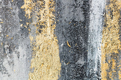 O vedere de aproape a picturii abstracte, evidențiind textura bogată și compoziția dinamică cu accente aurii, Papilora.