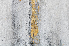 O vedere de aproape a picturii abstracte, evidențiind textura bogată și compoziția dinamică cu accente aurii, Papilora.