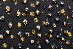 O vedere de aproape a tabloului abstract negru cu auriu, evidențiind textura și compoziția detaliată, Papilora.