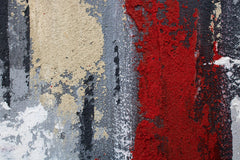 O vedere de aproape a picturii abstracte, evidențiind textura bogată și compoziția dinamică în nuanțe de roșu, gri și alb, Papilora.