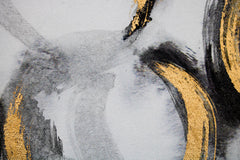 O vedere de aproape a lucrării de artă dezvăluie textura bogată și compoziția dinamică a cercurilor aurii și negre, Papilora.