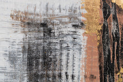 O vedere de aproape a picturii abstracte, evidențiind textura bogată și compoziția dinamică cu linii negre și pete aurii, Papilora.