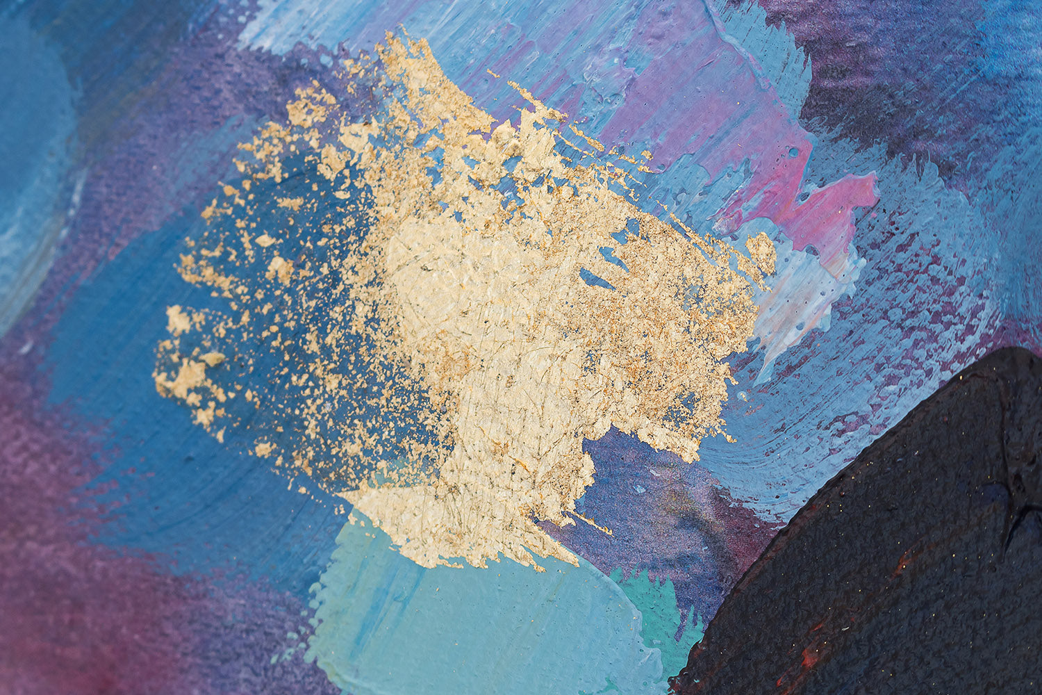 O vedere detaliată a picturii abstracte, evidențiind textura bogată și compoziția dinamică a apusului, Papilora.