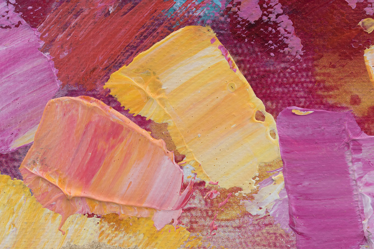 O pictură originală pe pânză, reprezentând un peisaj abstract cu un apus vibrant în nuanțe de roz, albastru și auriu, cu un cadru vizibil din lemn, Papilora.