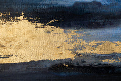 O vedere de aproape a picturii abstracte, cu detalii texturale și compoziționale vizibile, în care se disting nuanțe de albastru, maro și auriu, Papilora.