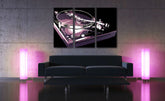 Pop art tablou pe pânză cu motivul DJ în violet-negru nuanțe agățat în interiorul sufragerie, atmosferă energică | POP Art pictat manual tablou DJ – interior, vedere 2