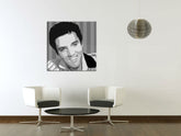 Pop art tablou pe pânză cu motivul Elvis Presley, natură în alb-gri nuanțe agățat în interiorul sufragerie, rock and roll și glorie | POP Art pictat manual tablou Elvis Presley – interior