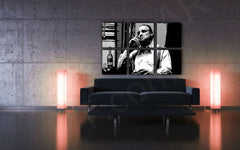 Tabloul cu portretul lui Vito Corleone, în nuanțe de alb și negru, este agățat într-un interior modern, deasupra unei console din lemn cu o vază și o lumânare, Papilora.