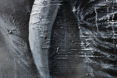 O vedere de aproape a picturii cu elefant, evidențiind textura bogată și compoziția detaliată în tonuri de gri, Papilora.