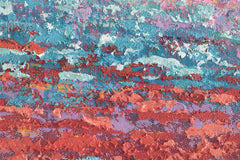 O vedere de aproape a picturii abstracte dezvăluie textura bogată și compoziția dinamică a câmpului de flori în culori vii, cu tușe groase de vopsea Papilora.