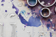 O vedere de aproape a picturii abstracte, evidențiind textura bogată și compoziția detaliată a inimii formate din cercuri în nuanțe de violet și mov, cu stropi de vopsea Papilora.