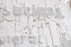 O vedere de aproape a picturii, evidențiind textura bogată și compoziția abstractă a bulelor multicolore, Papilora.