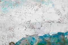 O vedere de aproape a picturii, cu o hartă abstractă a lumii, evidențiind textura bogată și compoziția detaliată în nuanțe de maro, verde și albastru, Papilora.
