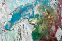 O vedere de aproape a picturii, cu o hartă abstractă a lumii, evidențiind textura bogată și compoziția detaliată în nuanțe de maro, verde și albastru, Papilora.