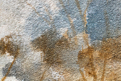 O vedere de aproape a picturii, evidențiind textura bogată și compoziția detaliată a copacilor în nuanțe de albastru și maro, Papilora.