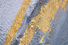 O vedere de aproape a picturii abstracte, evidențiind textura bogată a liniilor gri și detaliile aurii aplicate, Papilora.