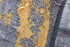 O vedere de aproape a picturii abstracte, evidențiind textura bogată a liniilor gri și detaliile aurii aplicate, Papilora.