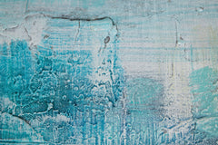 O vedere de aproape a picturii abstracte, evidențiind textura bogată și compoziția cu accente aurii și nuanțe de turcoaz și gri, Papilora.