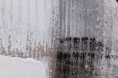 O vedere de aproape a picturii abstracte, evidențiind textura bogată a vopselei și compoziția dinamică a liniilor negre și a petelor aurii pe fundalul alb-negru, Papilora.