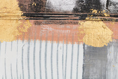 O vedere de aproape a picturii abstracte, evidențiind textura bogată a vopselei și compoziția dinamică a liniilor negre și a petelor aurii pe fundalul alb-negru, Papilora.