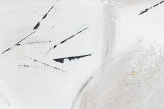 O vedere de aproape a picturii, evidențiind textura bogată și compoziția abstractă a florilor negre cu detalii aurii, Papilora.