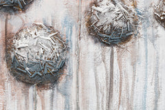 O vedere de aproape a picturii, evidențiind textura bogată și compoziția detaliată a florilor abstracte, Papilora.