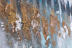 O vedere de aproape a picturii abstracte, evidențiind textura bogată și compoziția dinamică a peisajului urban în culori metalice, Papilora.