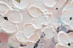 O vedere de aproape a picturii, evidențiind textura bogată și compoziția abstractă a florilor albe și pastelate, Papilora.