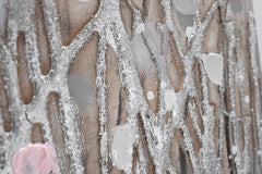 O vedere de aproape a picturii, evidențiind textura bogată și compoziția detaliată a florilor abstracte, Papilora.