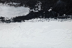 O vedere de aproape a picturii abstracte, evidențiind textura bogată și compoziția din dungi negre, albe și aurii, Papilora.