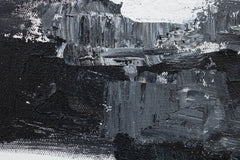O vedere de aproape a picturii abstracte, evidențiind textura bogată și compoziția din dungi negre, albe și aurii, Papilora.