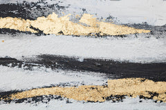 O vedere de aproape a picturii abstracte, evidențiind textura bogată și compoziția din dungi negre, albe și aurii, Papilora.