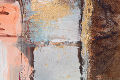 O vedere de aproape a picturii abstracte, evidențiind textura bogată și compoziția complexă a formelor geometrice în tonuri de maro, alb și roșu, Papilora.