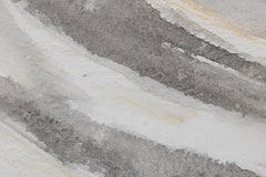 O vedere de aproape a picturii abstracte, cu texturi vizibile și compoziție dinamică în auriu, negru și alb, Papilora.