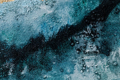 O vedere de aproape a picturii, evidențiind textura bogată și compoziția detaliată a florii abstracte turcoaz cu contururi aurii, Papilora.