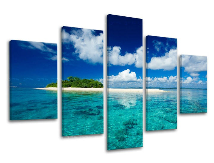Pop art tablou pe pânză cu motivul PLAJĂ, ocean, cer, nori în alb-albastru nuanțe, atmosferă liniștită, natură, execuție multi-panou, potrivit pentru sufragerie – principală