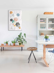 Pop art tablou pe pânză cu motivul Dream of Life în violet-albastru nuanțe agățat în interiorul sufragerie, atmosferă liniștită, minimalism | Tablou de perete Dream of Life – interior