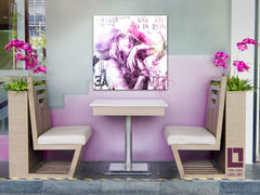 Art deco tablou pe pânză cu motivul femeie, flori, natură în alb-violet nuanțe agățat în interiorul sufragerie, atmosferă îndrăzneață | Brisk – interior