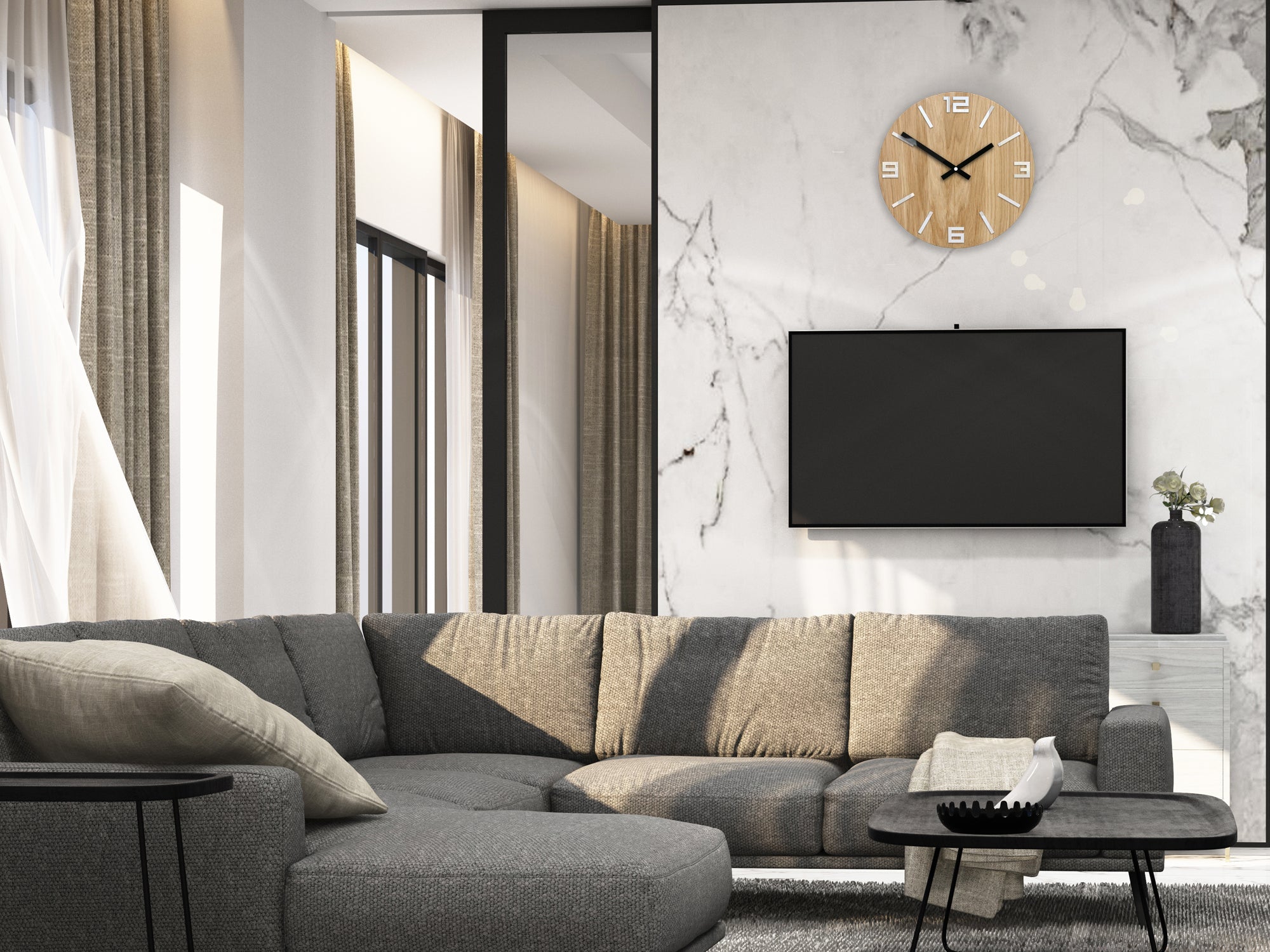 Un ceas de perete modern, cu aspect de lemn și cifre albe, atârnând într-un interior stilat, deasupra unei console din lemn cu o vază și o lumânare, Papilora.