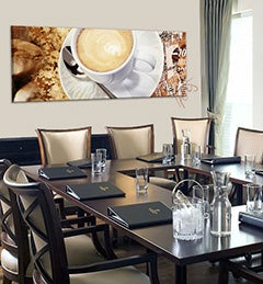 Geometric tablou pe pânză cu motivul ceașcă de cafea în bej-maro nuanțe agățat în interiorul sufragerie, atmosferă confortabilă | Cup of coffee – interior