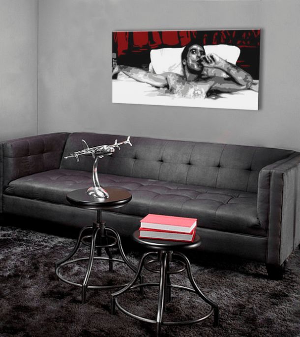 Pop art tablou pe pânză cu motivul Tony Montana s cigarou v bazéne în alb-roșu nuanțe, singurătate | Cel mai mare mafiáni na pânză Scarface - Tony Montana s cigarou v bazéne – produs